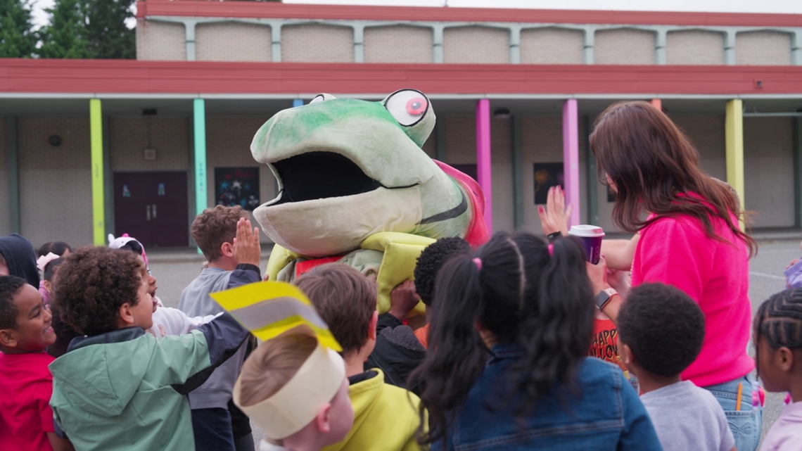2 local schools get visits from Mariners players as part of 'Recess ...
