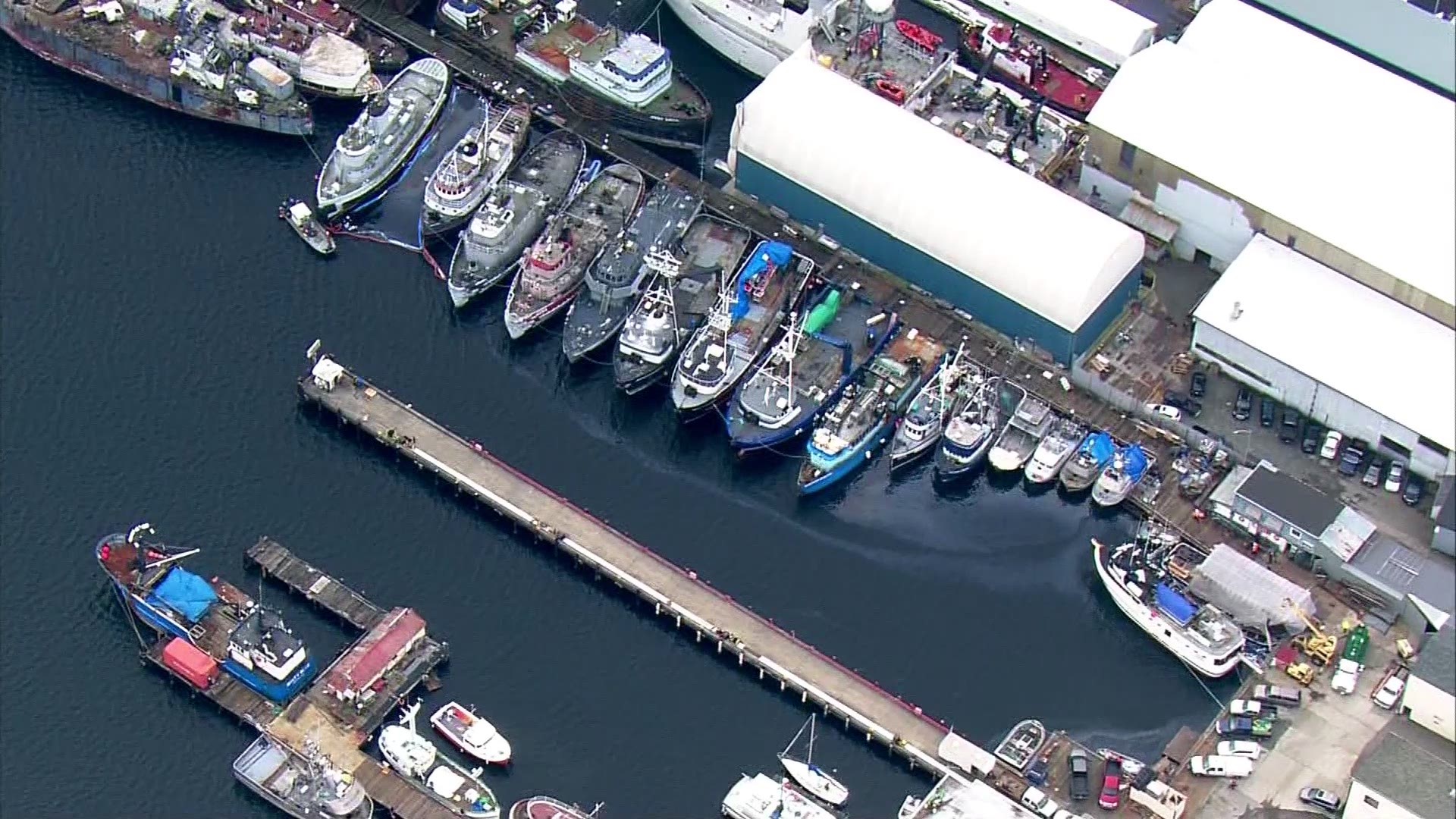 Tug boat sinks in Lake Washington