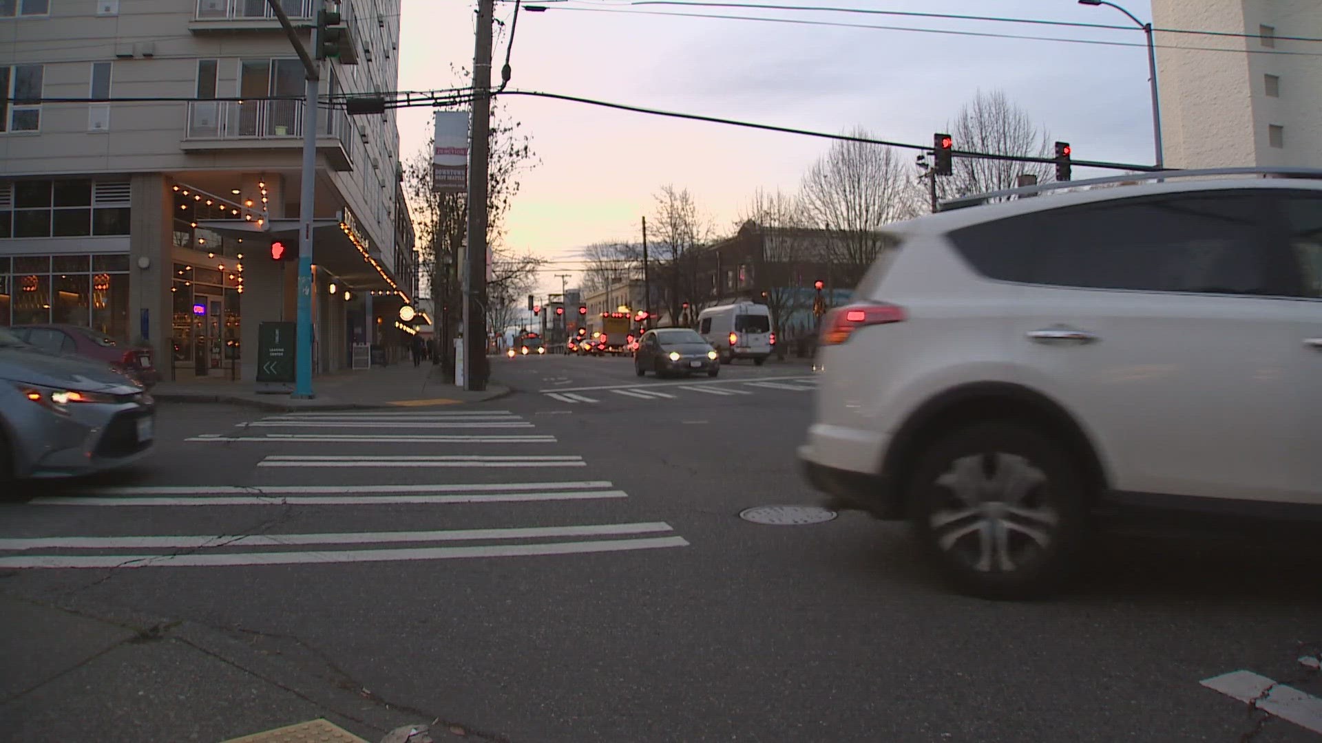 Power outage briefly halts light-rail trains in downtown Seattle