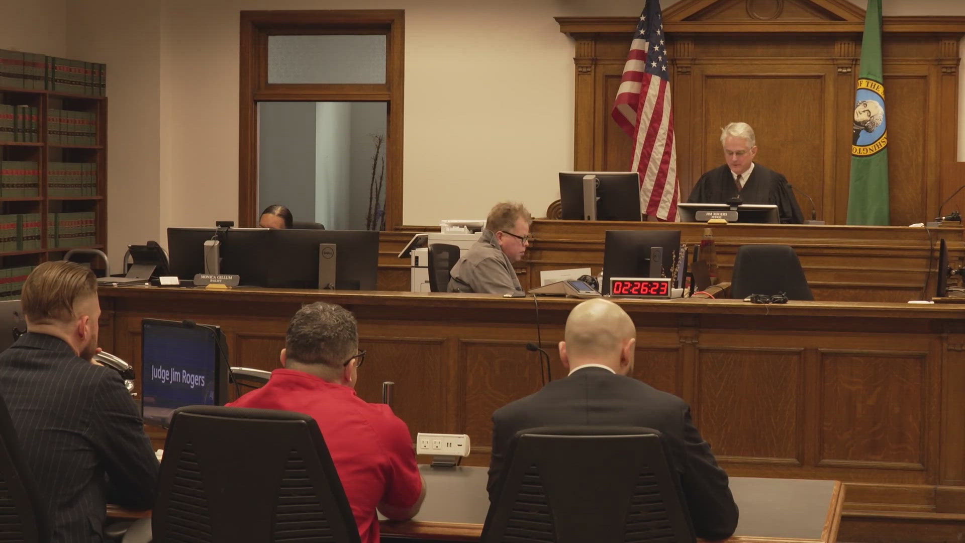 Андре Карлов напал на трансгендерную женщину в Университетском районе Сиэтла в марте 2025 года, оставив у неё сломанные зубы и синяки.