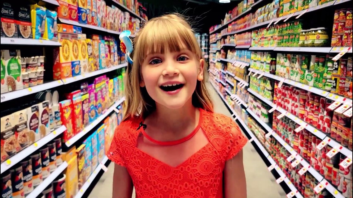 Познакомьтесь с 10-летней звездой YouTube, которая учит мир говорить по-английски.