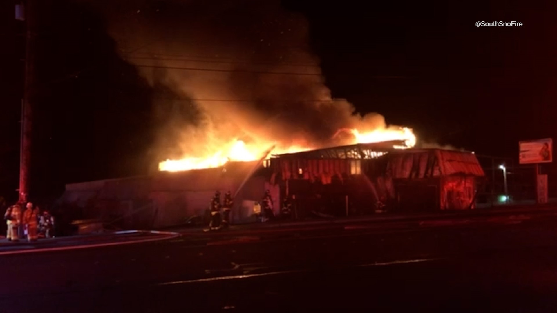 Video from the scene of a strip mall fire in Lynnwood