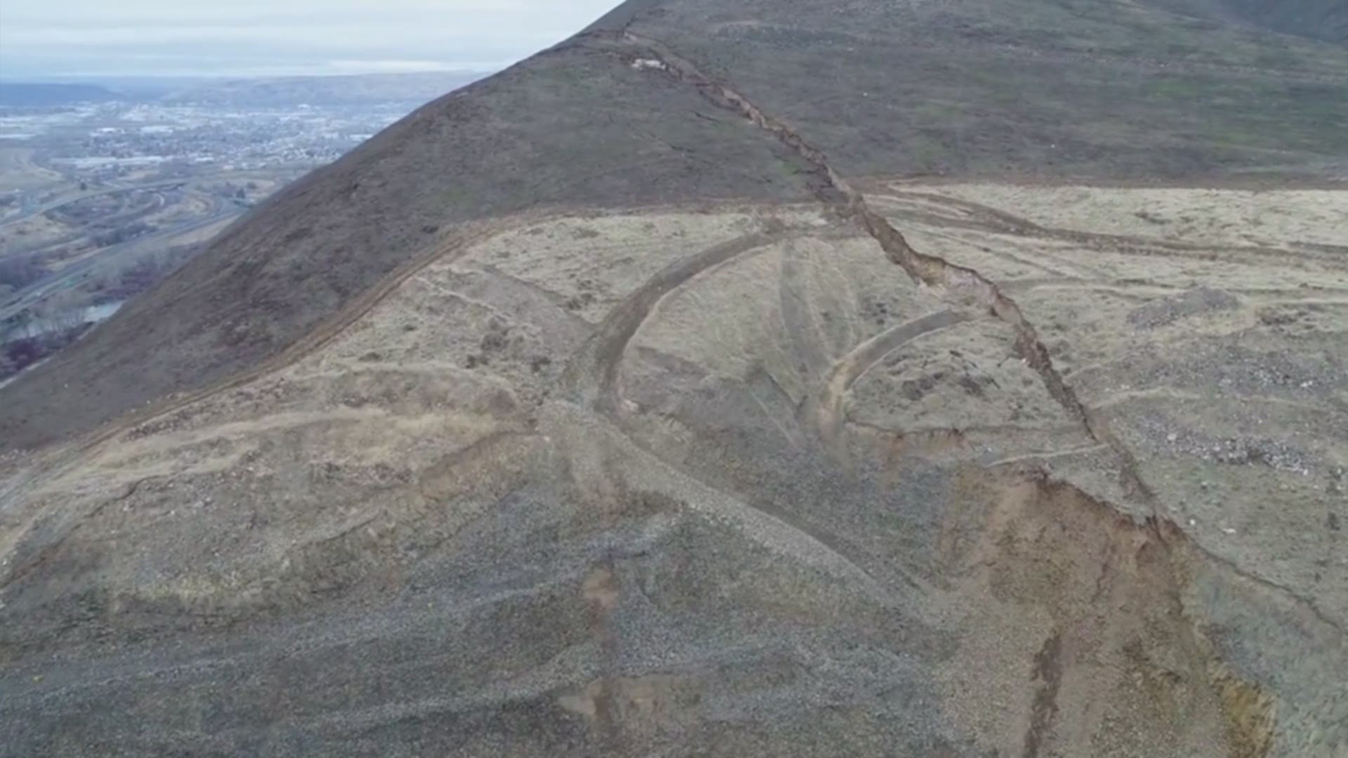 New drone video shows growing Rattlesnake Ridge crack
