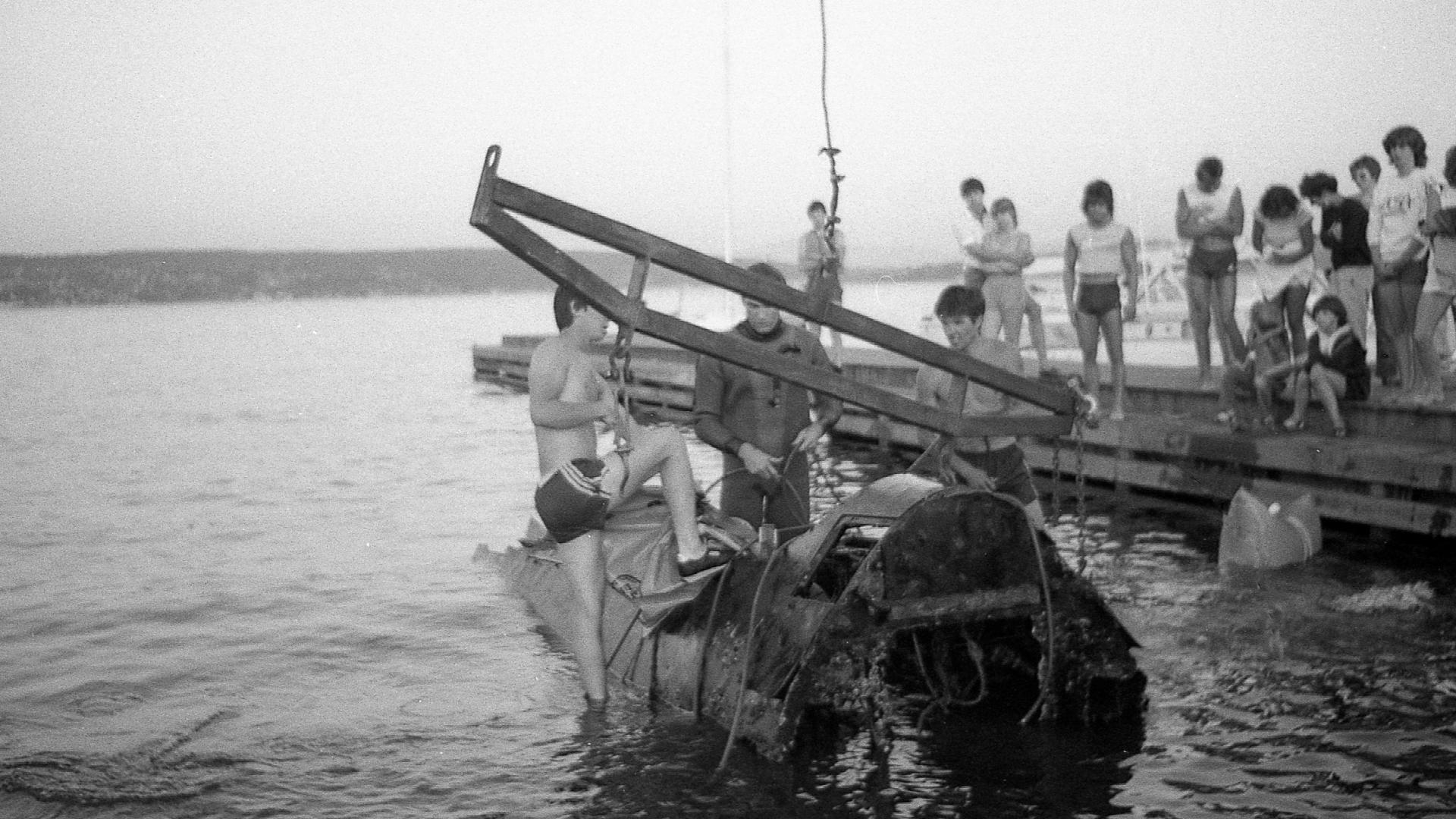 スウェーデン軍　タイプライター Rare WWII Helldiver takes to skies after decades in Lake