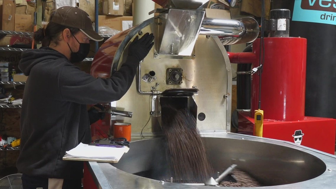 Cómo los tostadores de café de Seattle equilibran la escasez de suministro mundial con el aumento de la demanda