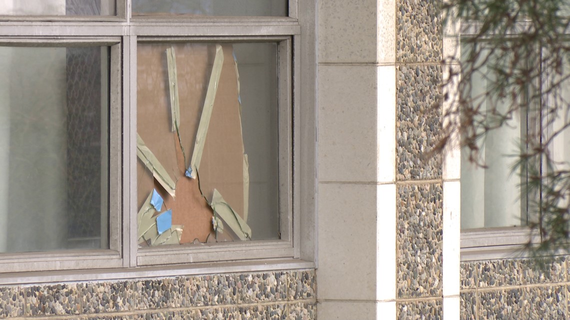 西雅图西部学校因窗户被砸而支付数千美元