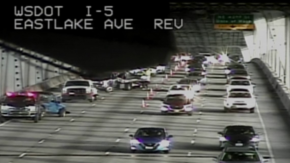 5car crash blocks I5 express lanes on Ship Canal Bridge