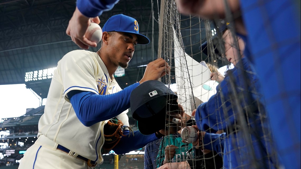 Gilbert wins 10th, surging Mariners sweep sliding Padres