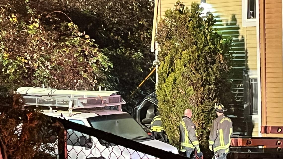 Lynnwood driver dies after crashing into apartment building | king5.com