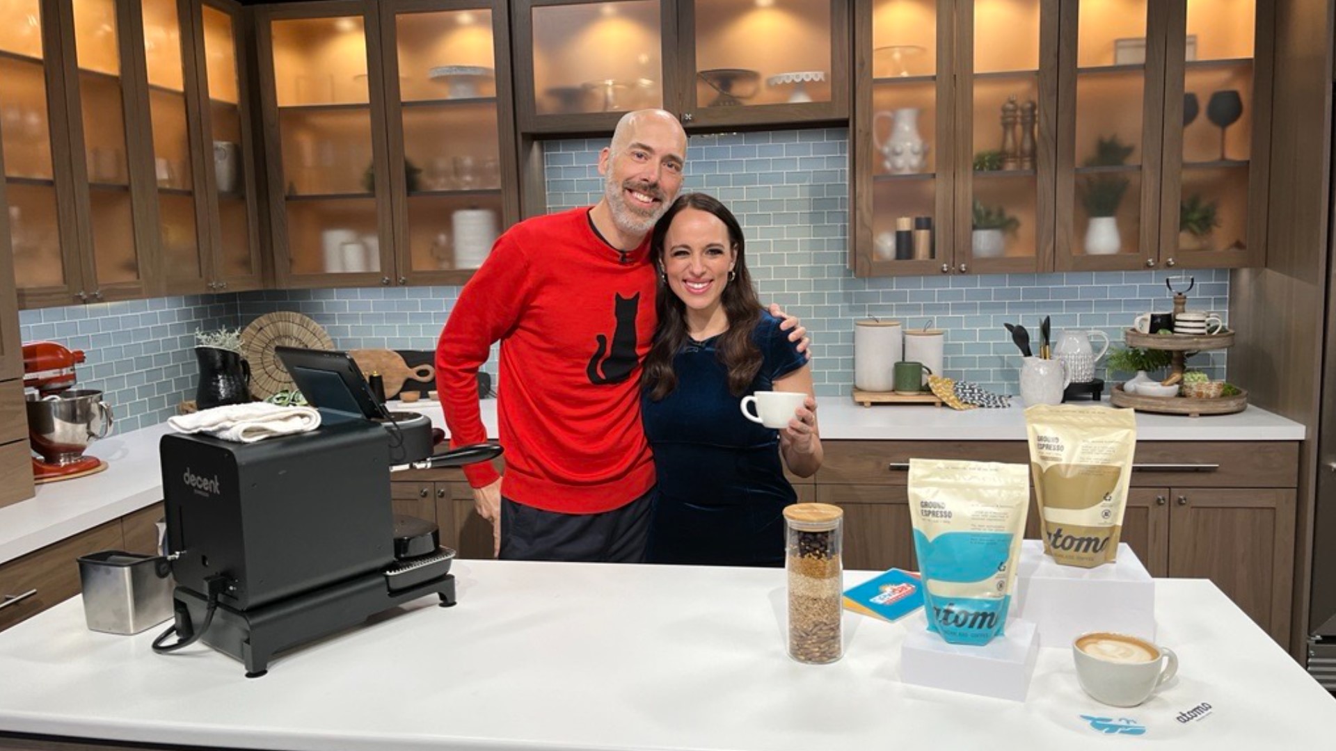 Atomo CEO Andy Kleitch shows Kelly Hanson how to make a latte - without using coffee beans. #newdaynw