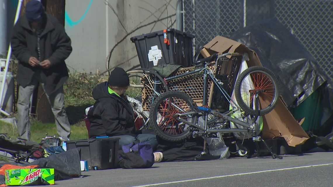 Everett officials tie homeless housing project to sidewalk sitting ban