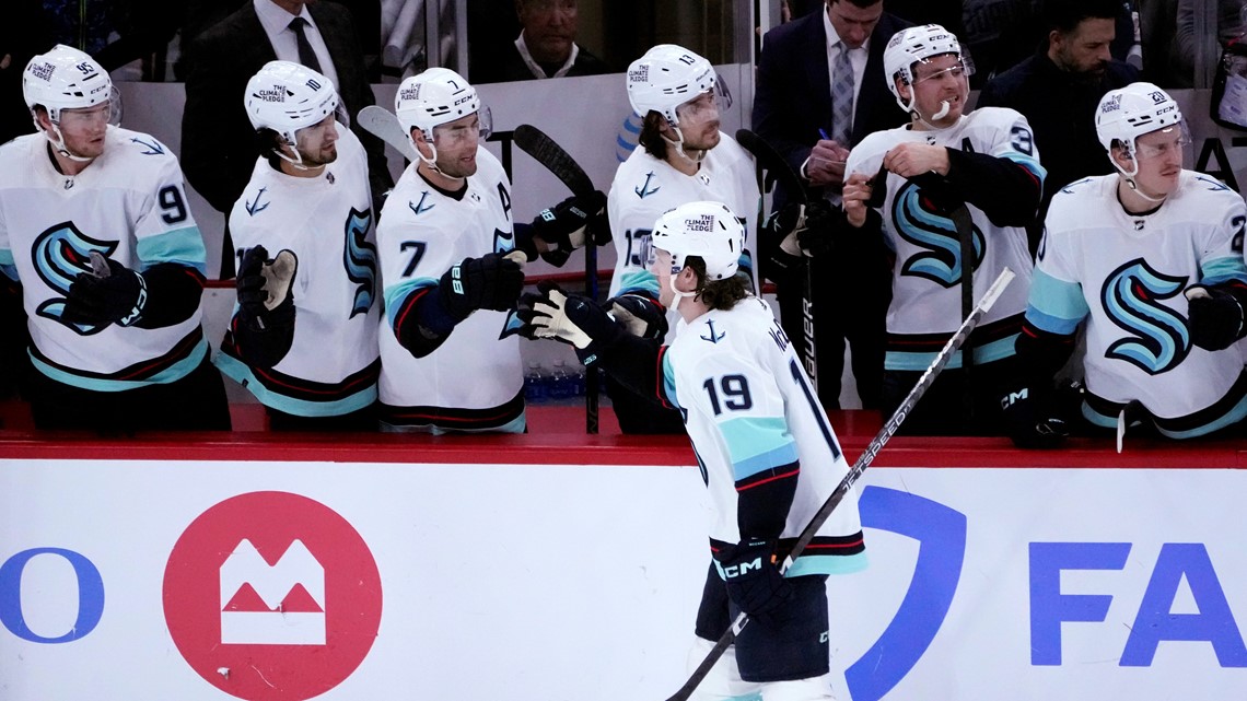 Martin Jones makes 27 saves as Kraken beat Bruins 3-0 - The San