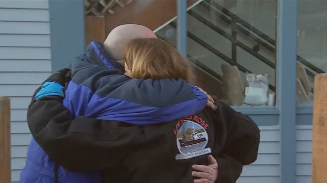 'Still hoping' Family waits for word on missing fishermen in Alaska(02)