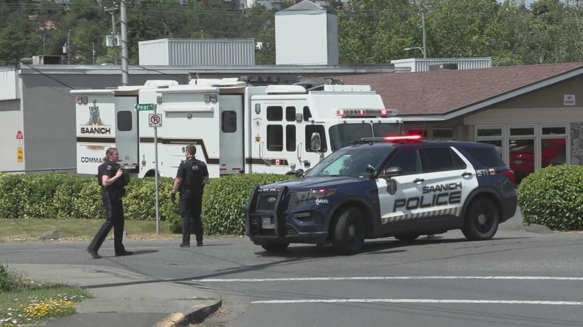 6 officers shot, 2 suspects killed in shooting at Saanich, B.C. bank ...