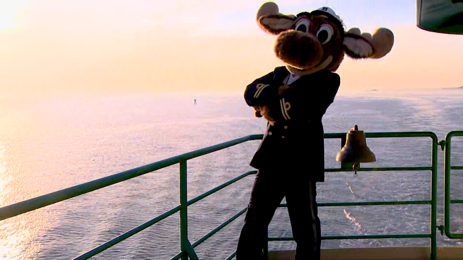 Mariners broadcaster Aaron Goldsmith and Mariner Moose embarked on the newly christened Good Vibes Only ferry to reflect on the successful 2022 season