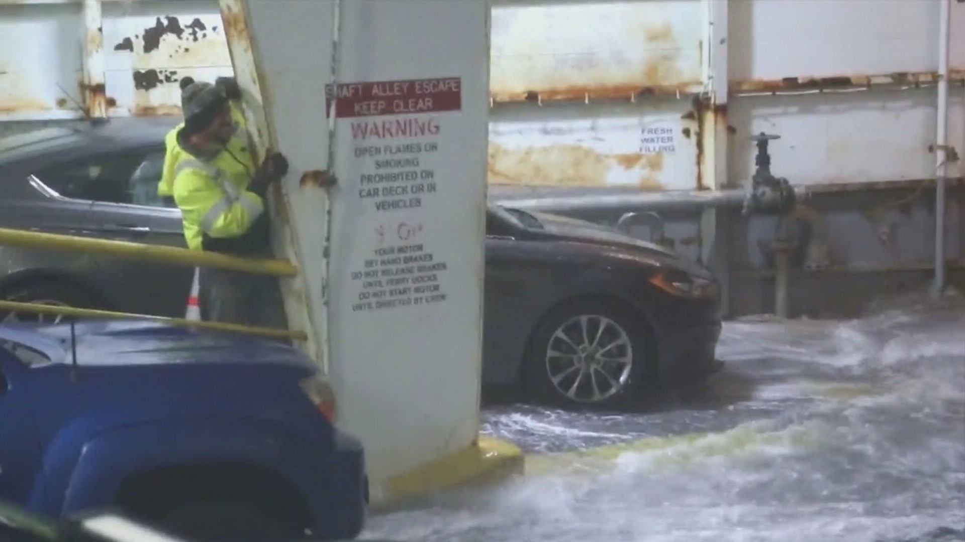 Video captures waves crashing onto the Kingston – Edmonds ferry during a Puget Sound windstorm on Friday, December 14, 2018. (Video: Benjamin Jurkovich. Exclusive to Seattle)