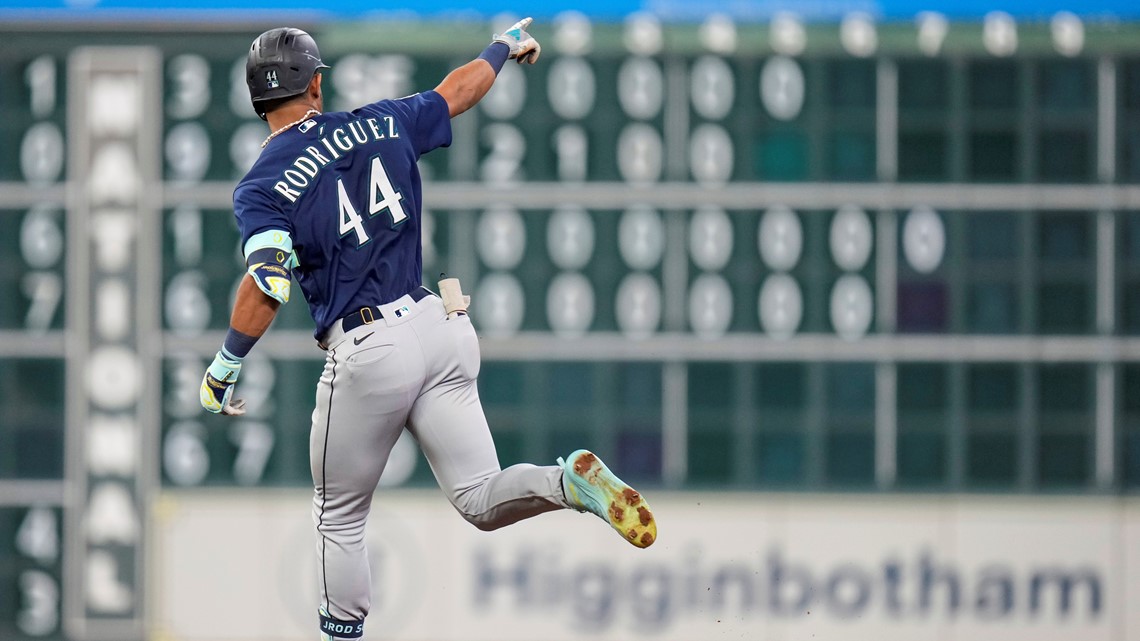 Seattle Mariners remain in MLB playoff hunt with 7-3 win over