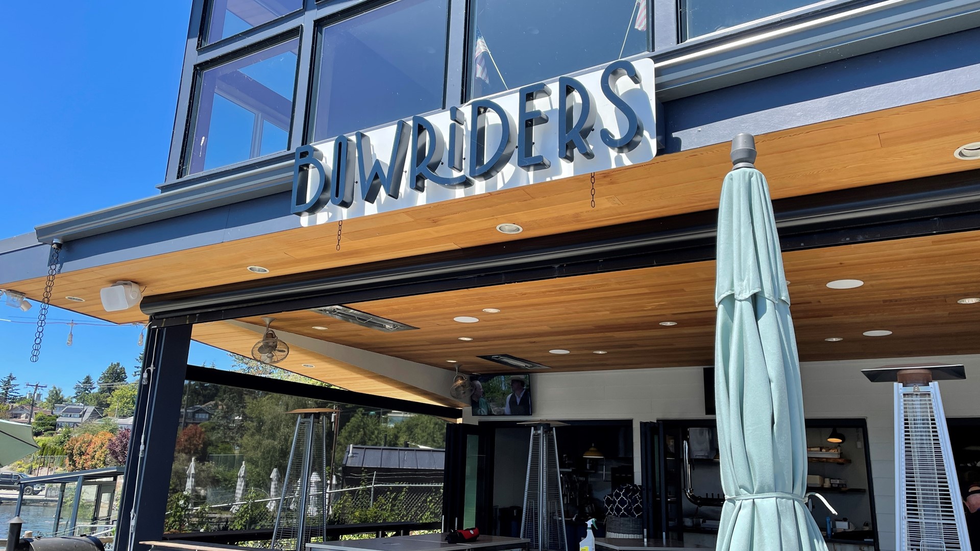 Bowriders Grill serves up smoked meat, fresh cookies, and refreshing drinks on the shores of Lake Union. #k5evening