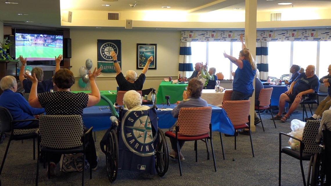 Lifelong Mariners fan honored after 20 years of service