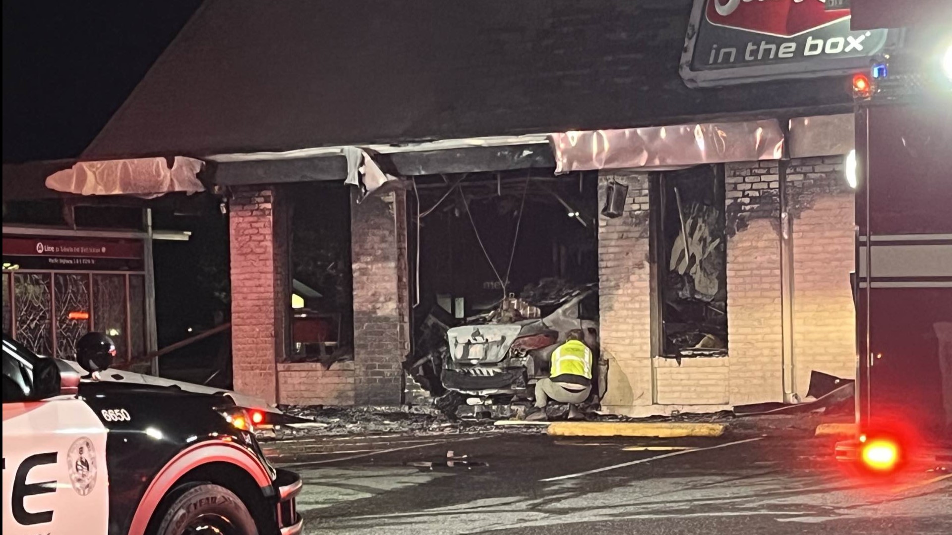 차량 충돌로 페더럴웨이 잭인더박스 매장 전소