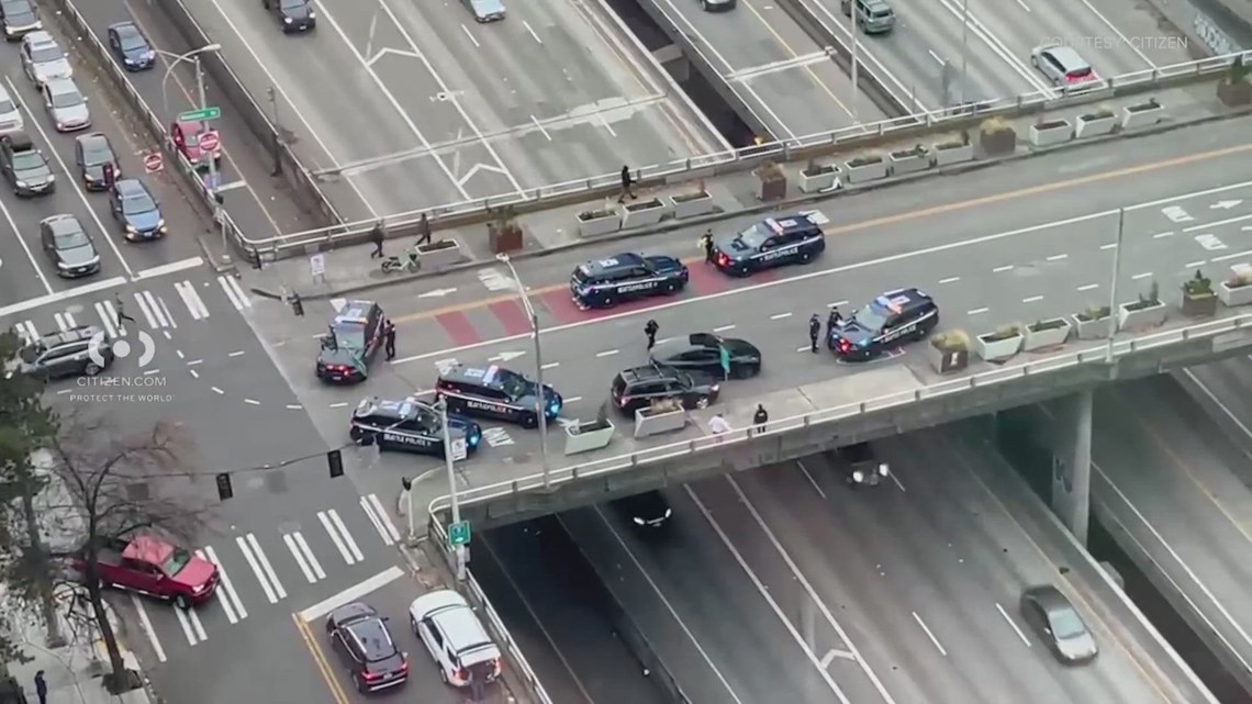 Driver who allegedly stabbed man in the neck while stopped in Seattle traffic charged