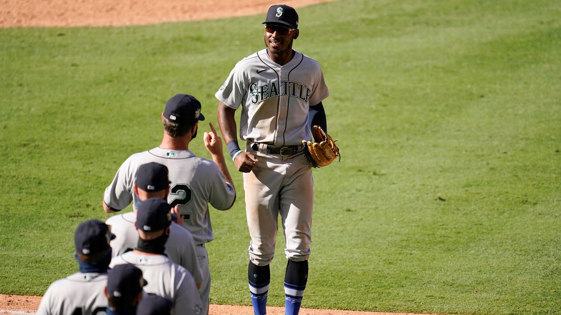 Mariners center fielder Kyle Lewis wins AL Rookie of the Year award