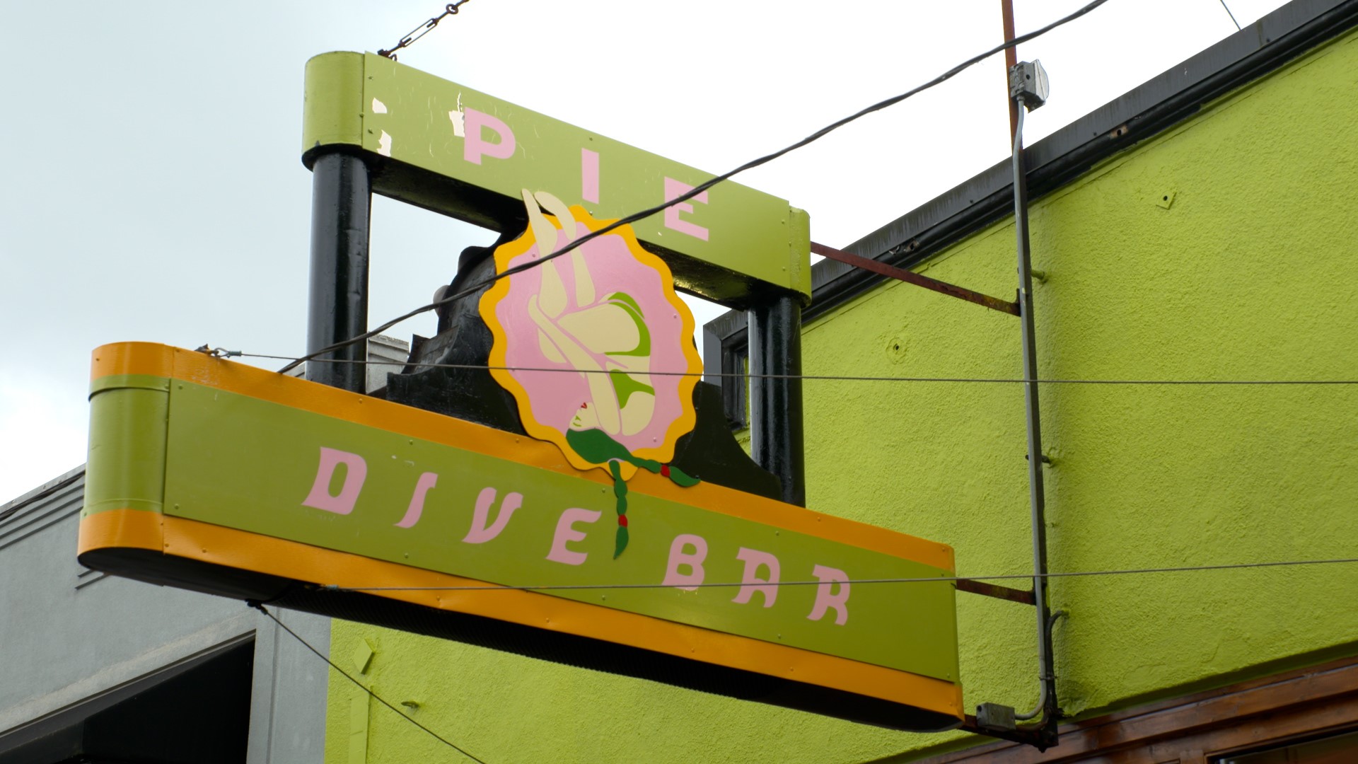 Pie Dive Bar is the place for drinks and pie! 🥧#k5evening
