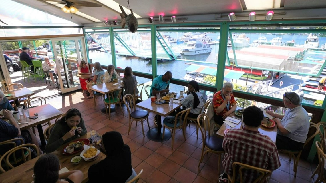 西雅图心爱的滨水咖啡馆庆祝25年的经营。