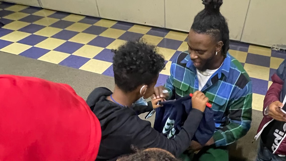 Seahawks' Darrell Taylor visits Seattle school, gifts students