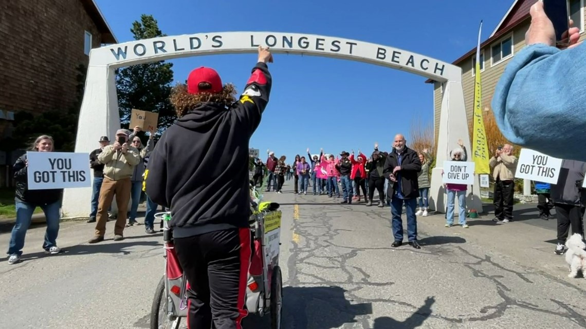 Florida man finishes walk across US in Long Beach, Washington - Vimarsana News