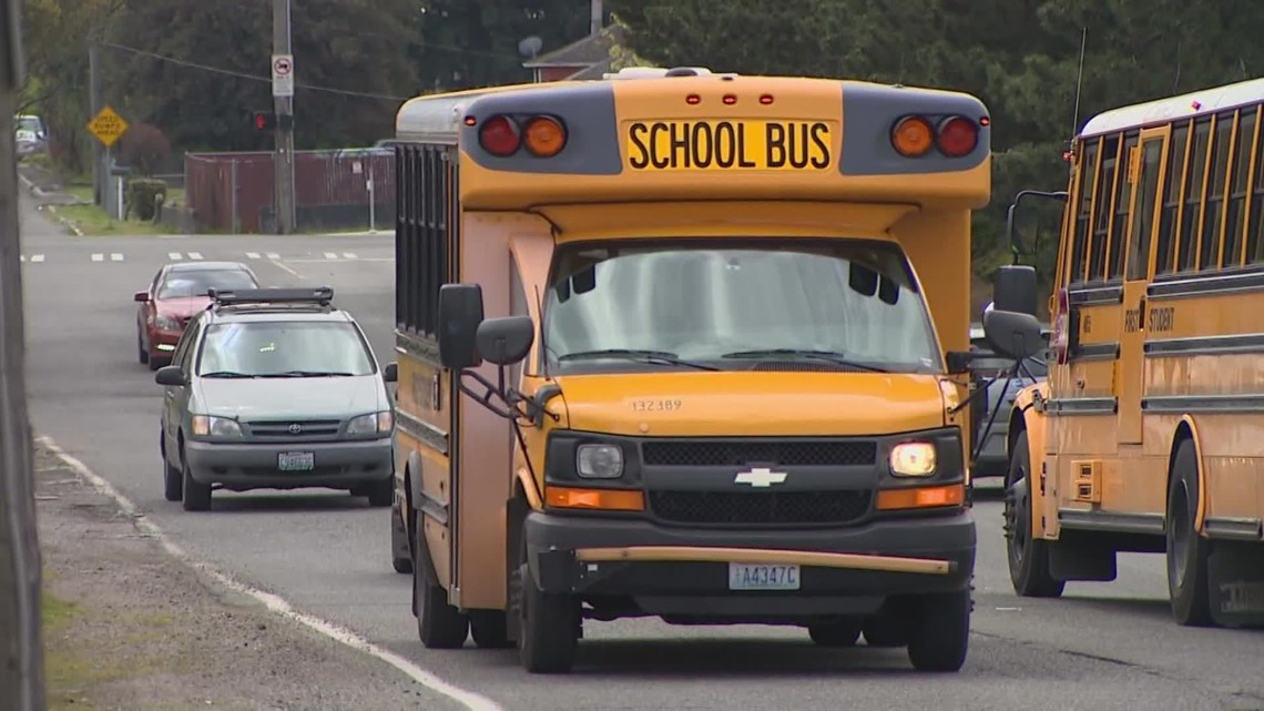 在华盛顿州，司机应该在什么时候停车给学校巴士让路