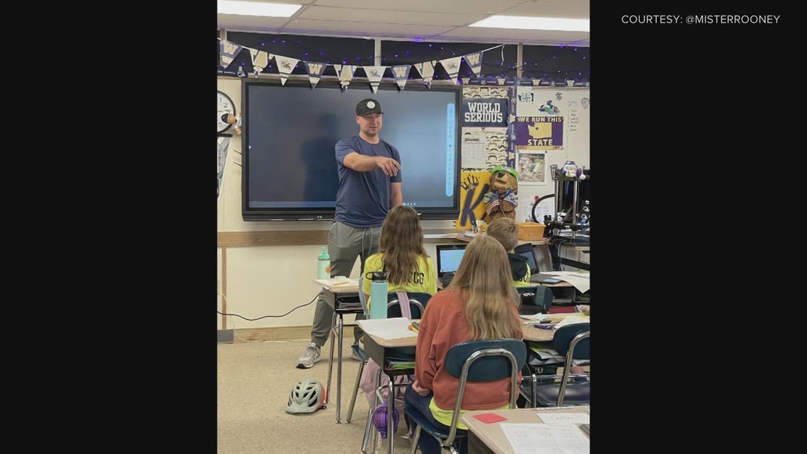 Mariners catcher Cal Raleigh visits school kids from viral 