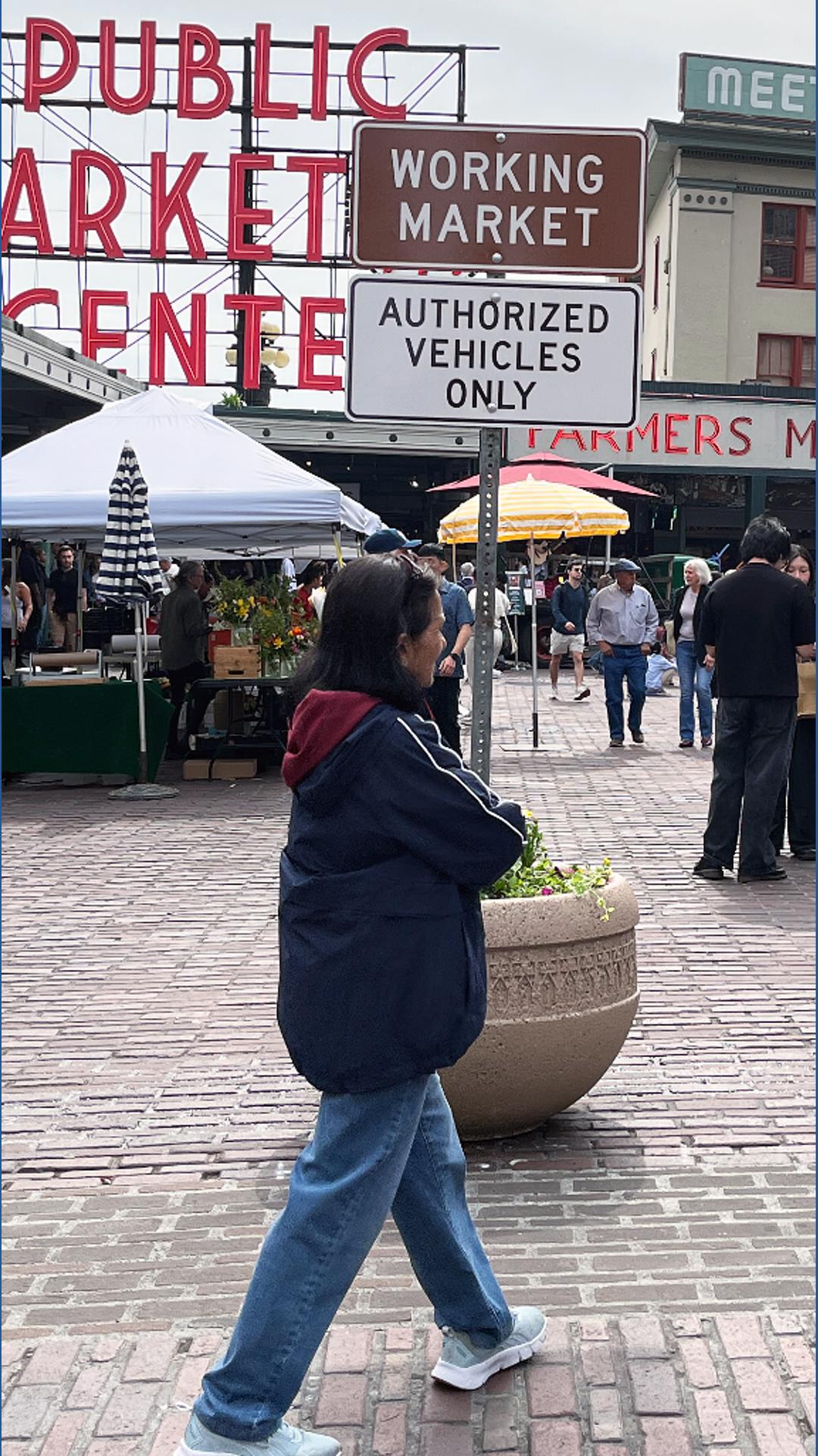 Beton penghalang kendaraan tiba di Pike Place Market menjelang Piala Dunia