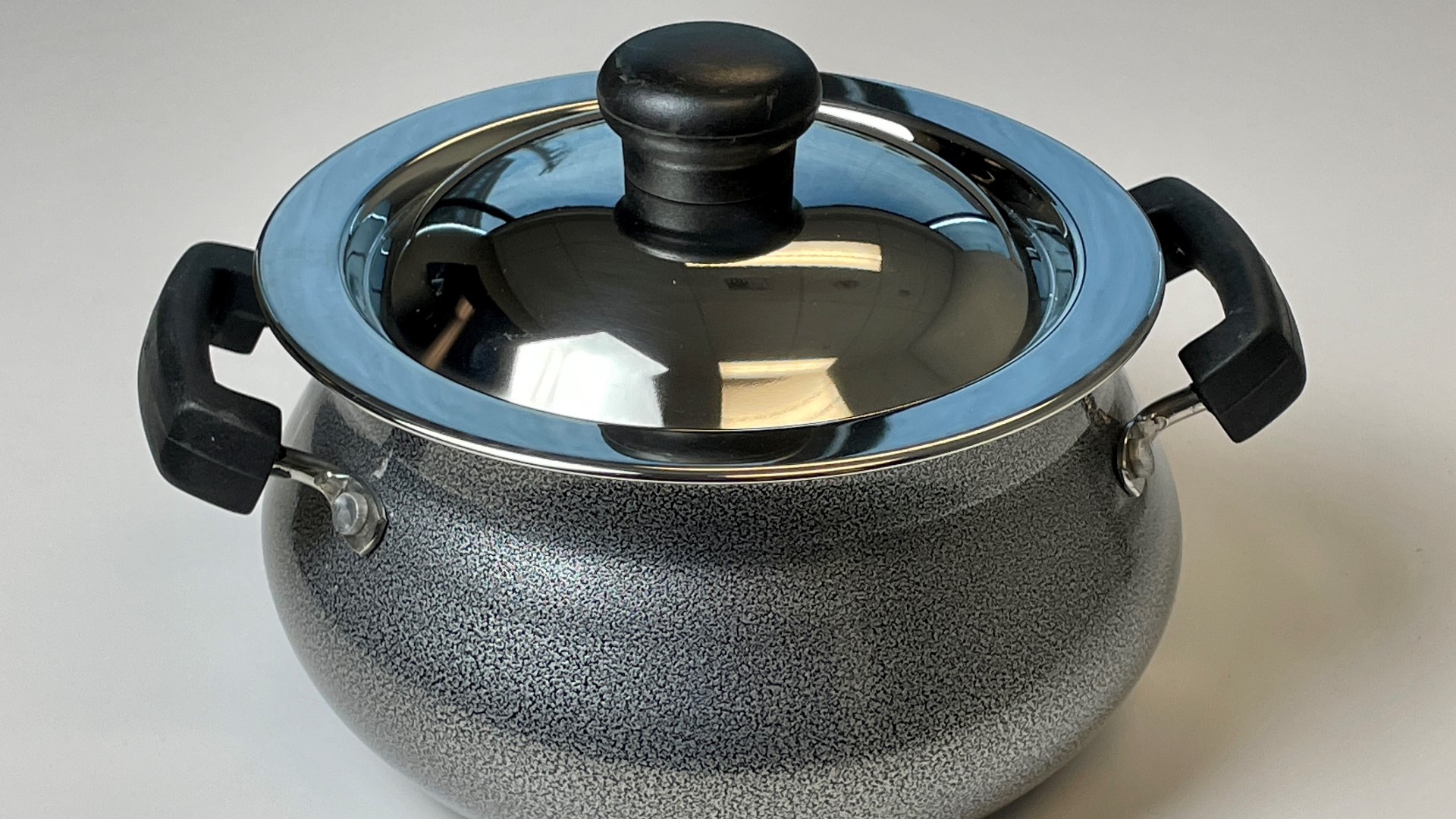 Cookware with dangerous lead levels still being sold online