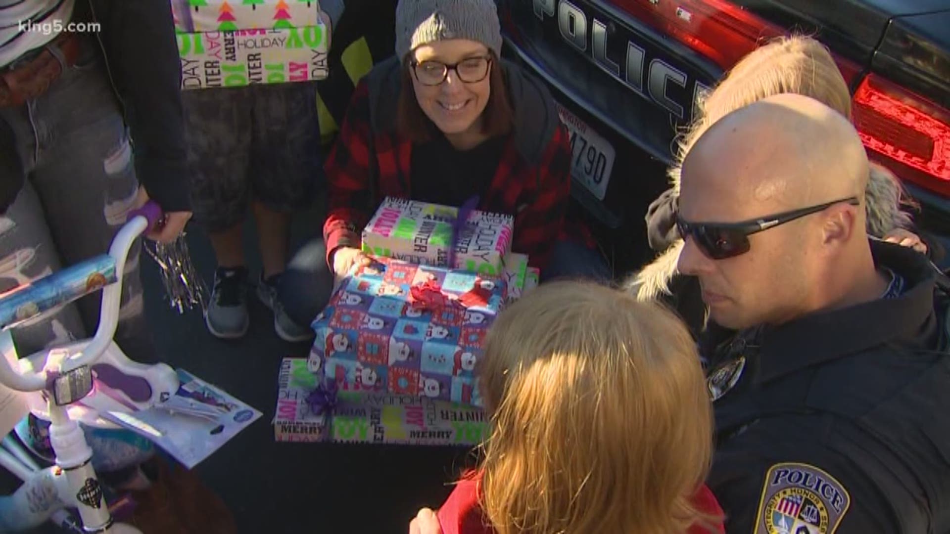 A Lake Stevens police officer decided to do what he could to help spread Christmas cheer after a 5-year-old girl’s mother died before Christmas.