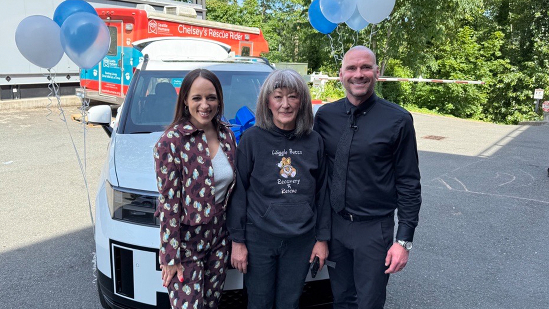 After weeks of nominating and voting, Kelly surprises D.D. Ponder with the 2025 Hyundai Santa Fe at Seattle Humane. Sponsored by Hyundai.