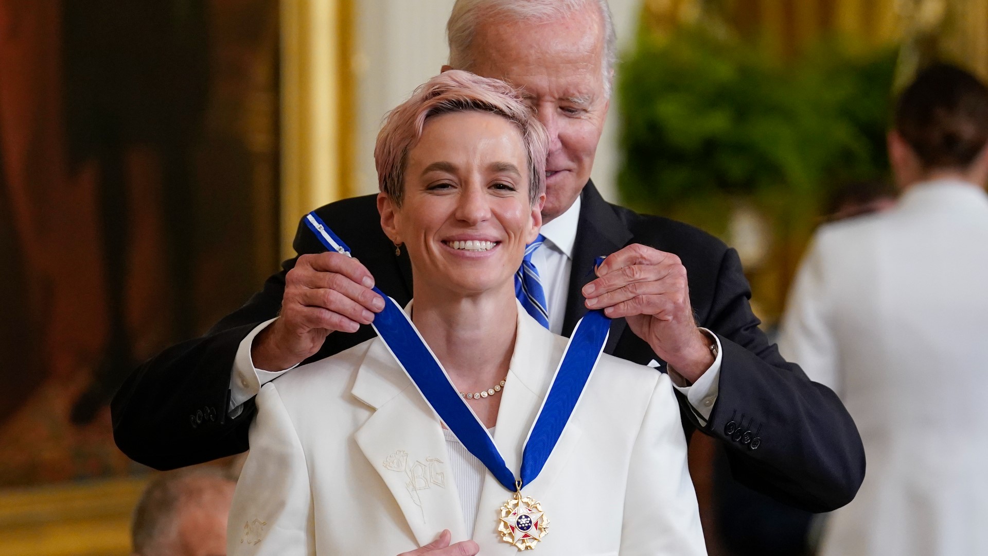 Afhængig udluftning ting President Biden awards Medal of Freedom to Megan Rapinoe | king5.com