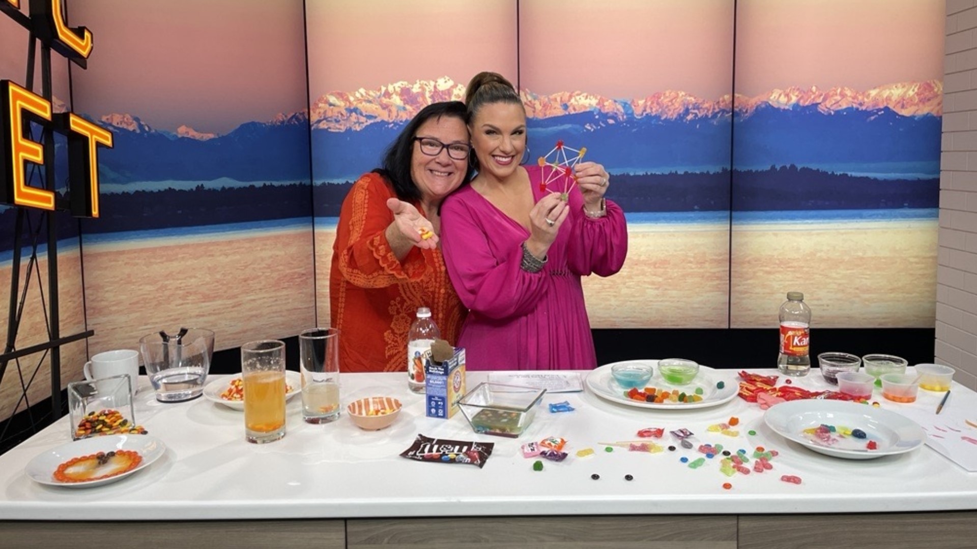 Mama Gone Geek Lynn Brunelle shares some great ways to use leftover Halloween candies in fun experiments. #newdaynw