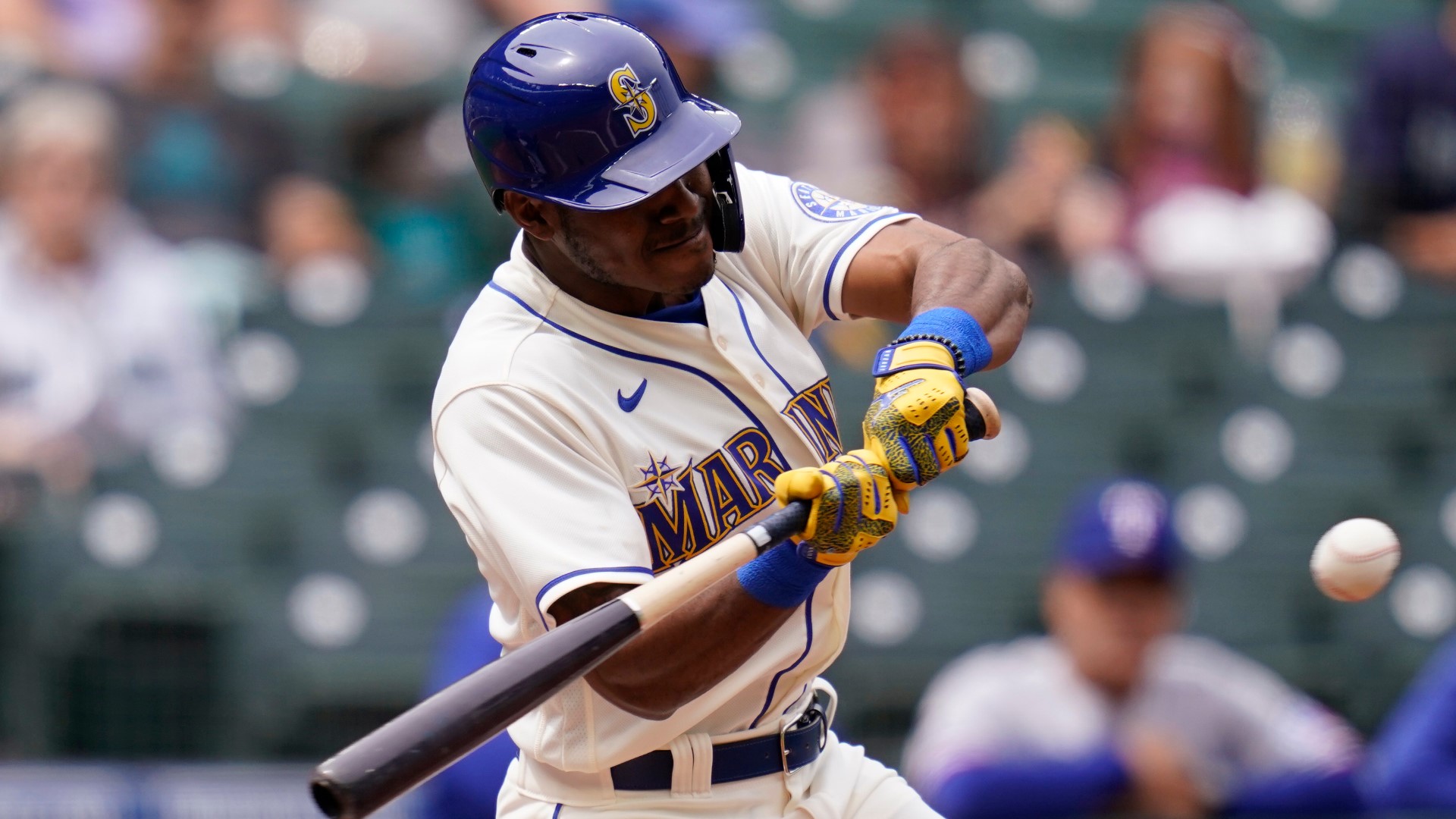 Mariners place Kyle Lewis on IL with right knee injury