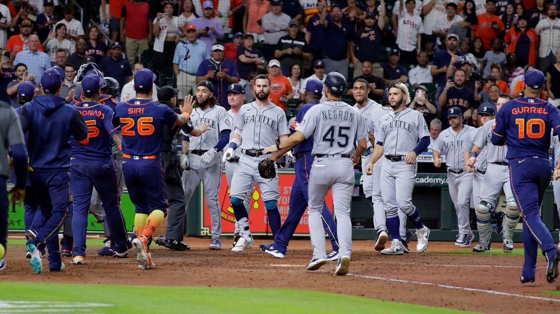 Astros' Neris shouts at Mariners' Rodríguez after strikeout