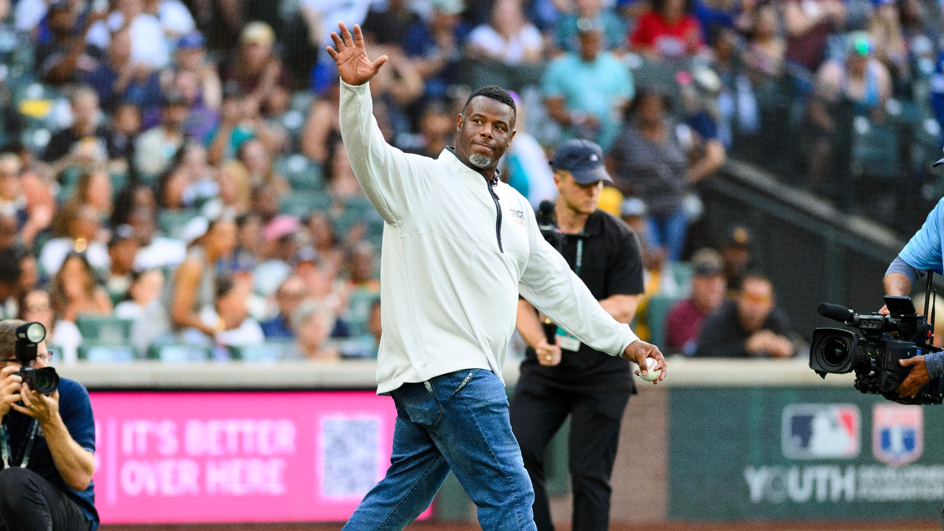 As fans crowded around a few of the players pregame hoping for a signature on their baseball, the Griffeys marveled at the turnout of the signature event.