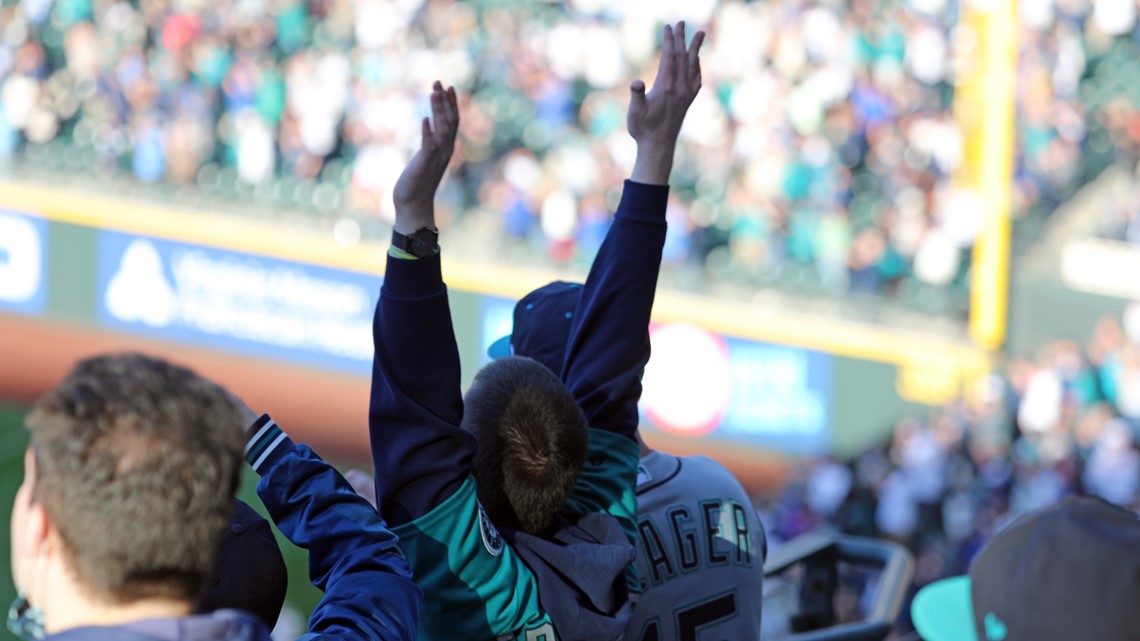 Mariners fans cheer with shoes, 10/08/2022