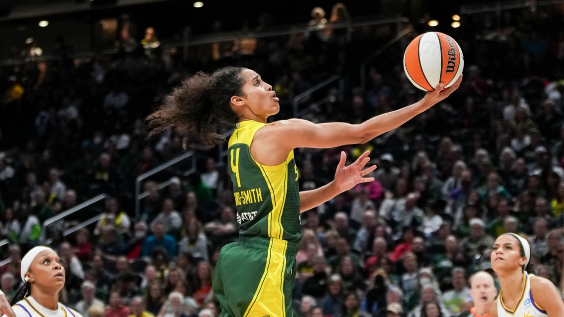 Skylar DigginsSmith hits clutch free throws and Storm edge Sparks 90