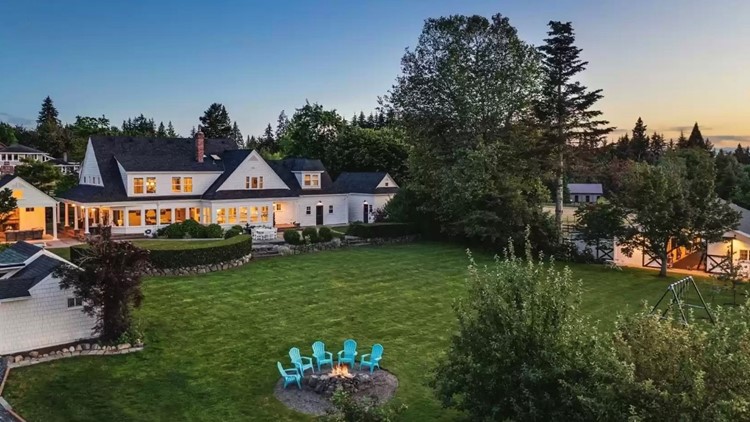 Tour the shabby-chic Snohomish estate  
with room for four-legged friends - Unreal Estate