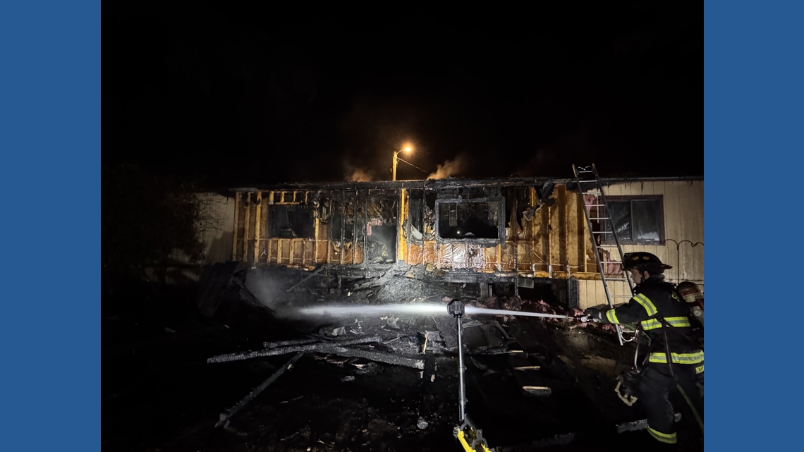 Fire injures one, destroys Snohomish mobile home