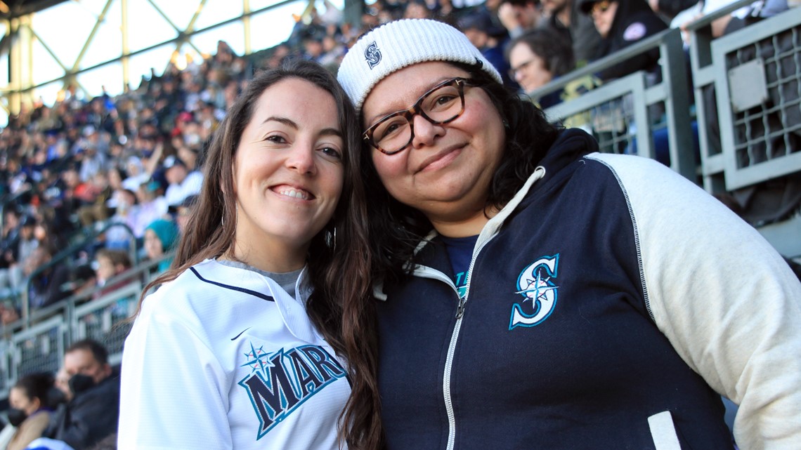 Mariners fans go viral on opening night with 1995 uniforms