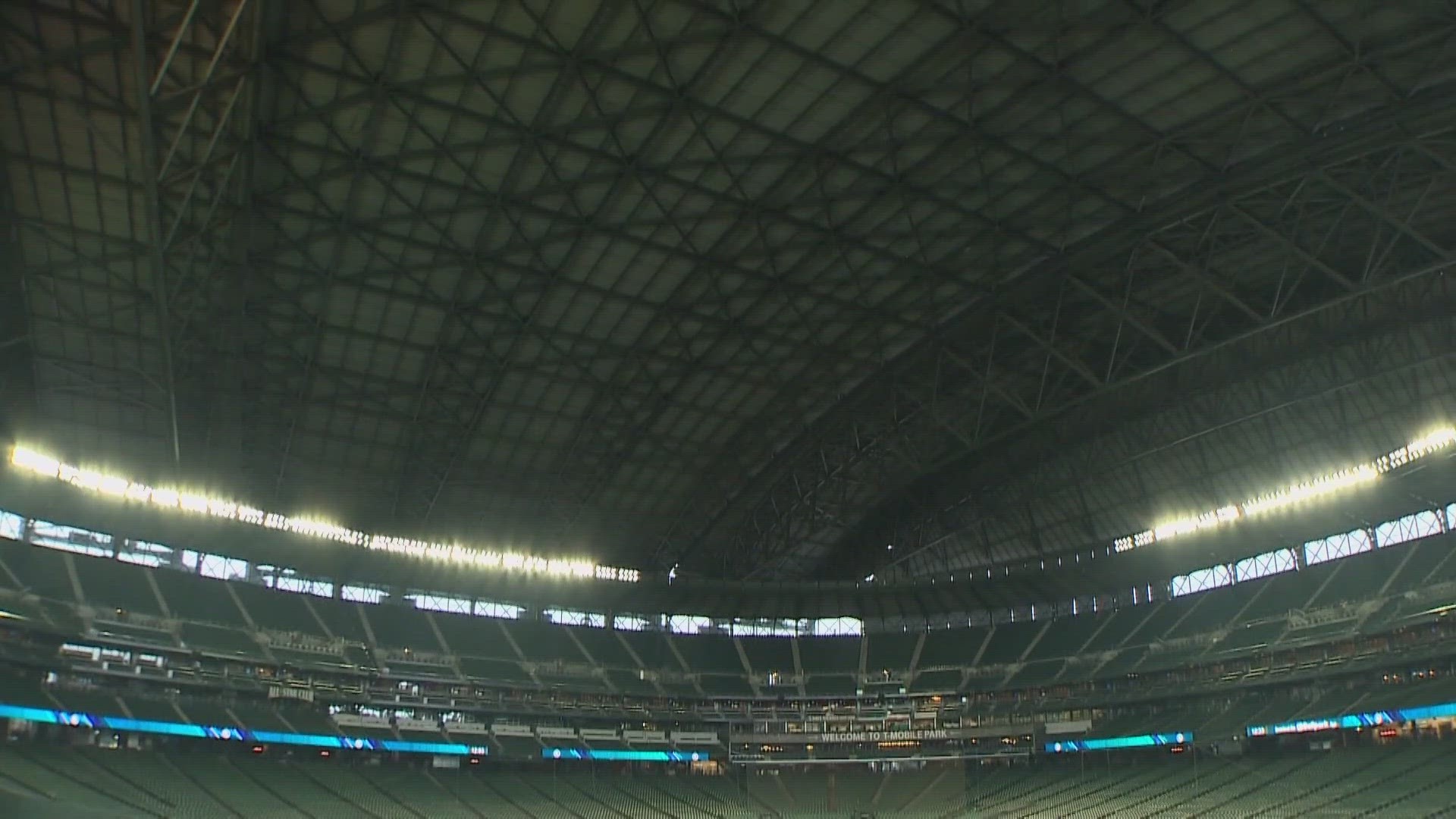 The roof was finished in 1999 and the first game played was July 15, 1999.