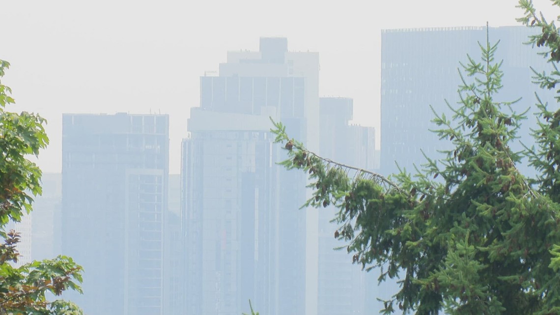 西雅图空气污染受到野火烟尘影响，但居民依然外出活动