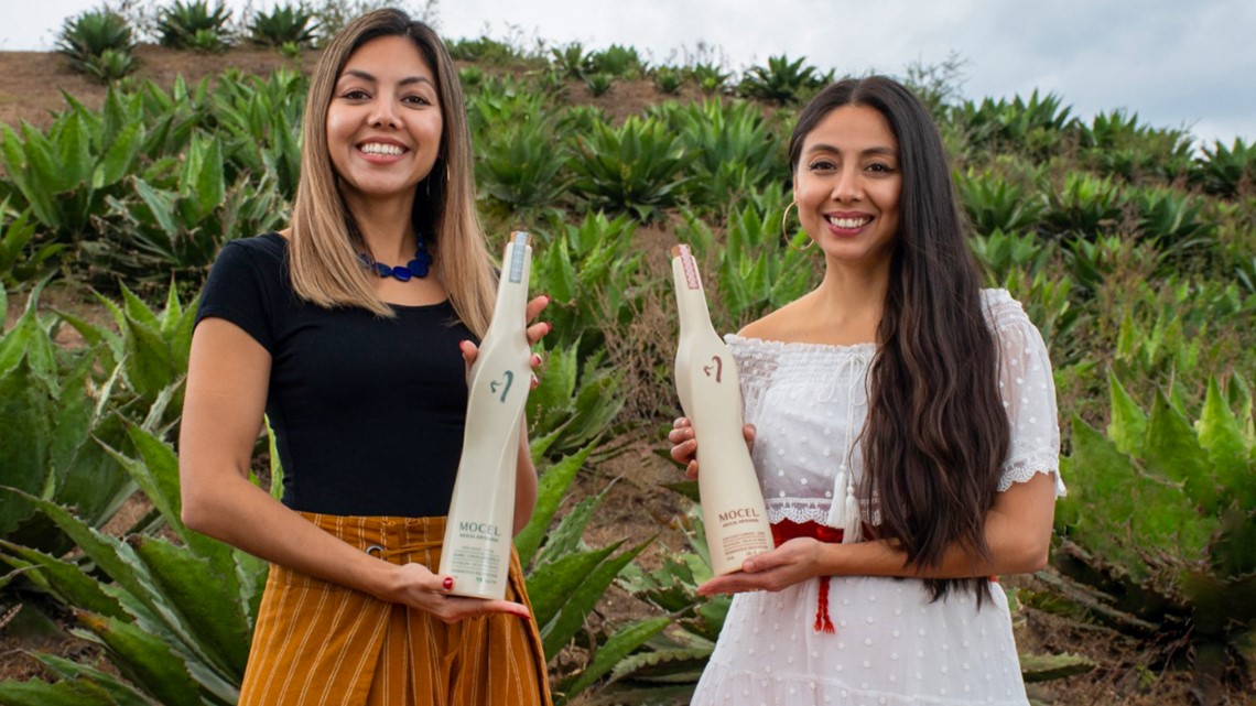 Dos hermanas Washington crean una nueva marca de mezcal artesanal.