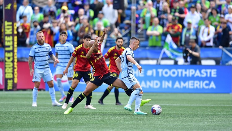 Sporting KC beats Sounders 2-1 for first victory of season